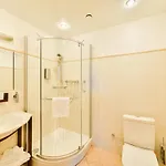 Superior Vantis Riverside Hotel