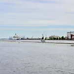 Superior Vantis Riverside Hotel 3*
