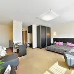 Superior Vantis Riverside Hotel
