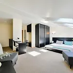 Superior Vantis Riverside Hotel 3*