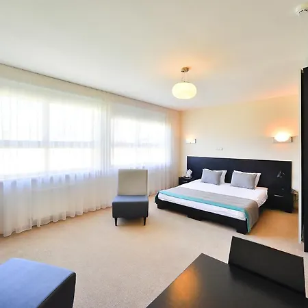 Superior Vantis Riverside Szálloda 3*