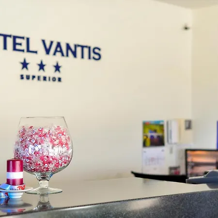Готель Superior Vantis Riverside
