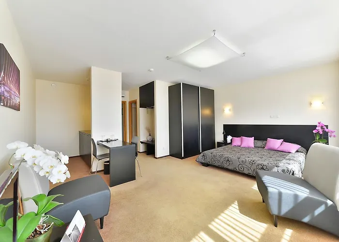 Superior Vantis Riverside Hotel