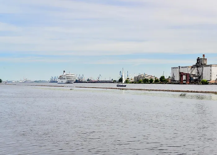 Superior Vantis Riverside Hotel 3*