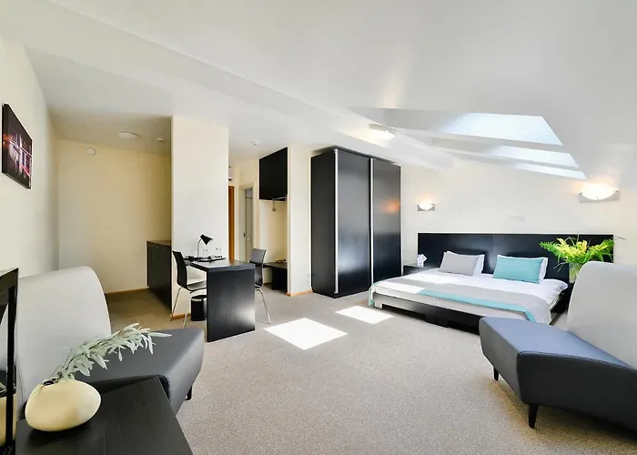 Superior Vantis Riverside Hotel 3*