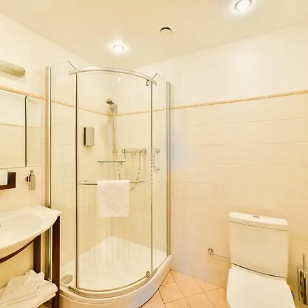 Superior Vantis Riverside Hotel