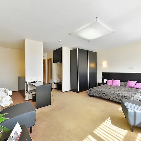 Superior Vantis Riverside Hotel