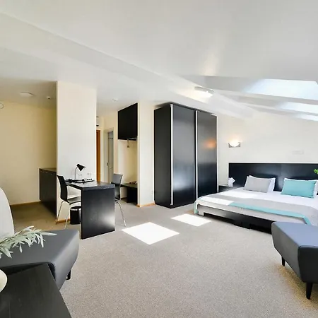 Superior Vantis Riverside Hotel 3*