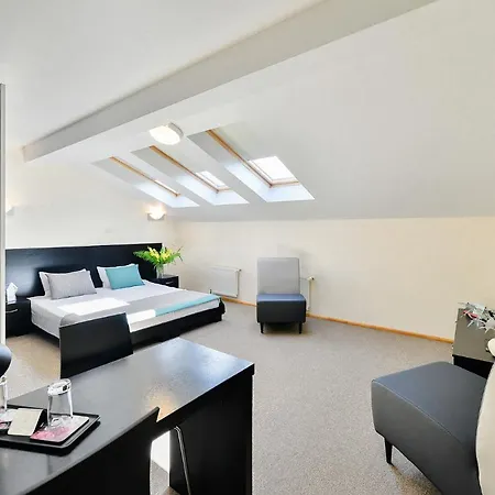 Superior Vantis Riverside 3*