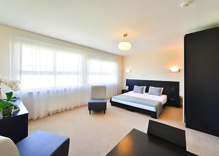 Superior Vantis Riverside Hotel 3*