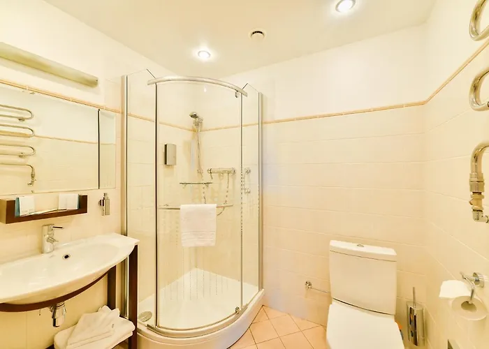 Superior Vantis Riverside Hotel